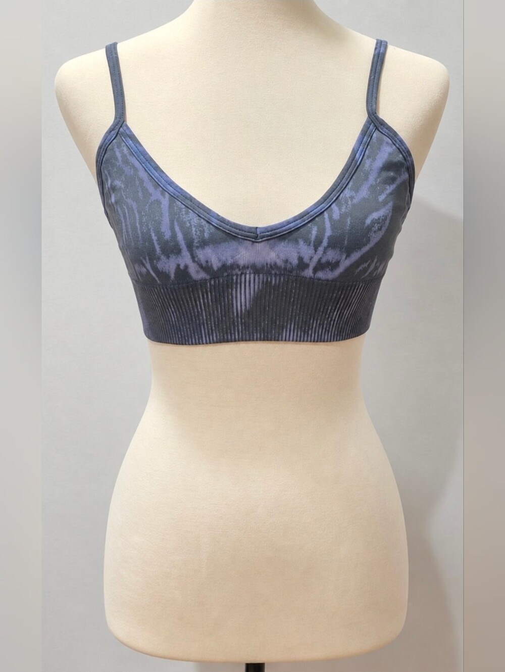 Lululemon Radiant Motion Sports Bra • Size 4 • Black/Grey Tonal Print